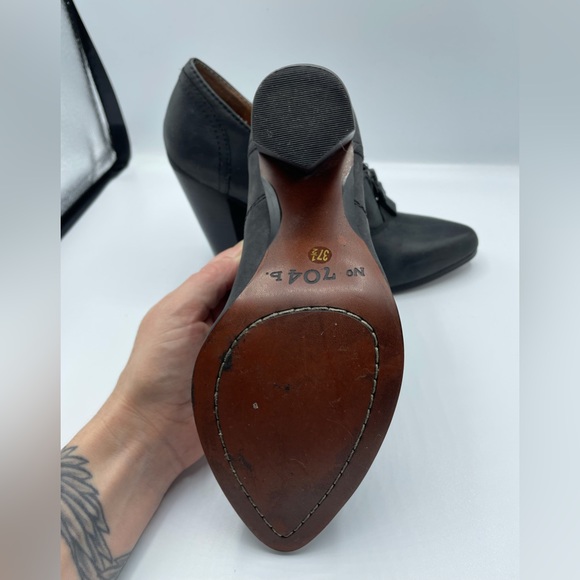 No. 704 B Heels Size 7.5 - Picture 5 of 6